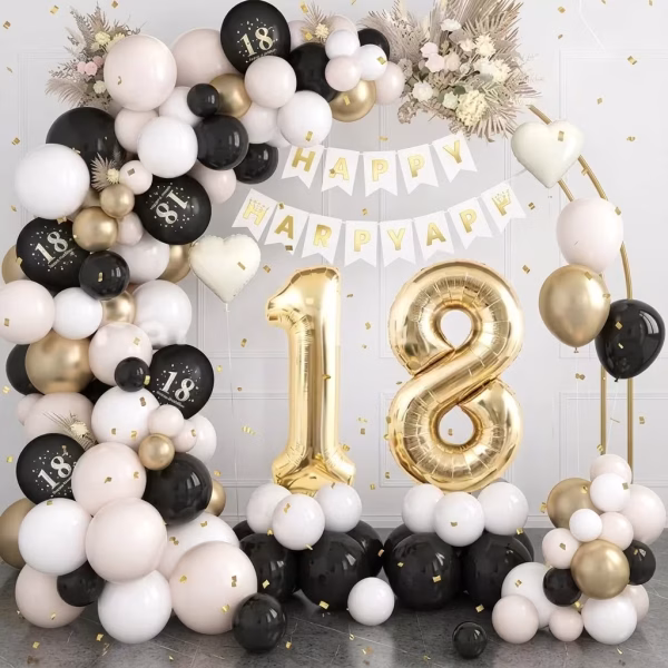 Arcada asimetrica din baloane in nuante de alb sand white negru si auriu chrome decorata cu cifrele 1 si 8 din folie aurie si un banner Happy Birthday