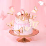 Set 10 Decoruri Tort Fluturi 3D Roz-Auriu Tort etajat festiv, decorat spectaculos cu fluturi 3D de culoare roz cu margini aurii metalizate, fixați pe sârme delicate.