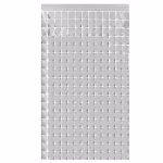 Perdea decorativa party argintiu, dimensiune 1x2 metri, realizata din folie stralucitoare (tinsel), ideala pentru decoratiuni si fundaluri foto.