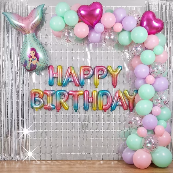 perdea decorativa party argintiu Perdea decorativa party din folie, culoarea argintiu, folosita ca fundal stralucitor pentru un photo corner tematic, decorata cu o arcada de baloane pastelate si mesajul Happy Birthday.