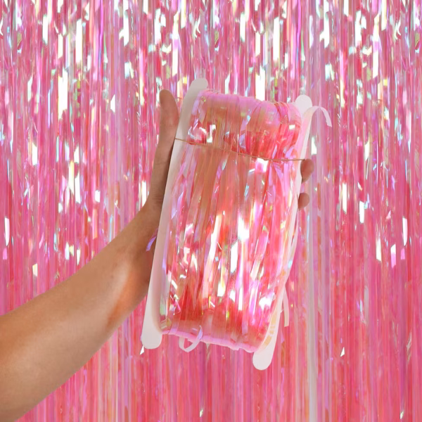 perdea decorativa party folie roz Perdea decorativa party din folie roz, dimensiuni 200 cm inaltime pe 100 cm latime. Franjuri stralucitoare cu reflexii iridescente si holografice, ideala pentru fundal foto la petreceri.