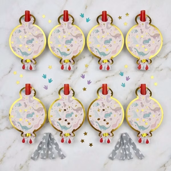 set 8 suflatori dinozauri Grup de 8 suflatori pentru petrecere, decorate cu ilustratii pastelate cu dinozauri simpatici si contur auriu metalizat, pe un fundal marmorat.