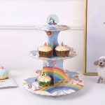 Suport Etajat Pentru Prajituri Curcubeu Unicorni Suport etajat pentru prajituri din carton, cu tematica unicorn si curcubeu, avand 3 niveluri decorate, folosit frecvent pentru constructia torturilor din dulciuri la gradinita.