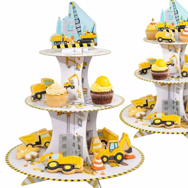 Suport Etajat Pentru Prajituri Masini Constructii Suport etajat pentru prajituri din carton, cu tematica Masini de Constructii, avand 3 niveluri decorate, plin cu briose si biscuiti in forma de utilaje, ideal pentru Candy Bar.