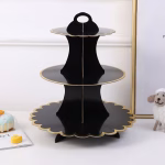 Suport Etajat Pentru Prajituri Negru Cu Auriu Suport etajat pentru prajituri din carton, de culoare neagra cu margini aurii elegante, avand 3 niveluri, folosit inclusiv pentru constructia torturilor din dulciuri la gradinita.