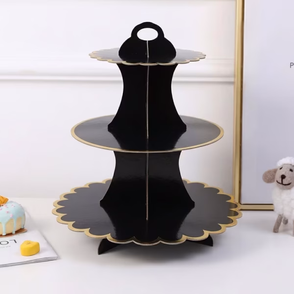 Suport Etajat Pentru Prajituri Negru Cu Auriu Suport etajat pentru prajituri din carton, de culoare neagra cu margini aurii elegante, avand 3 niveluri, folosit inclusiv pentru constructia torturilor din dulciuri la gradinita.