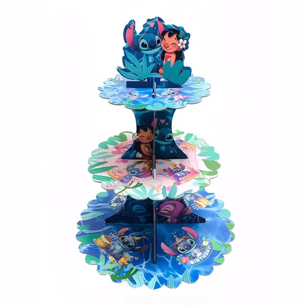 Suport Etajat Pentru Prajituri Stitch Suport etajat pentru prajituri din carton, cu tematica Lilo si Stitch, avand 3 niveluri decorate cu frunze tropicale si apa, folosit pentru constructia torturilor din dulciuri la gradinita.