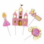 Set de 4 toppere din carton pentru tort cu tematica Printesa, incluzand un castel roz cu detalii aurii, o caleasca, figurina printesa si textul Princess cu coronita, montate pe bete albe de sustinere