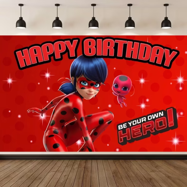 Background textil pentru arcada cu tematica Miraculous ilustrand o pe Buburuza si mesajul Happy Birthday pe fundal rosu cu buline