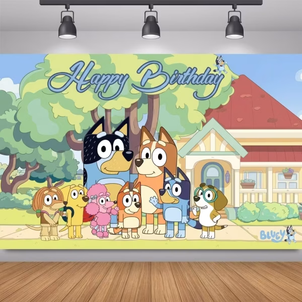 Mockup cu un background textil pentru panou foto cu tematica Bluey ilustrand familia de catei Bluey Bingo Bandit si Chilli alaturi de prieteni in fata casei lor cu textul Happy Birthday.