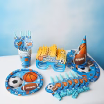 Set complet de accesorii pentru petrecere din carton ilustrand mingi de fotbal, baschet si fotbal american pe un fundal albastru cu stele, incluzand si ochelari cu mesajul Happy Birthday