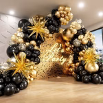 Arcada din baloane asamblata in culori de negru si auriu chrome decorata cu baloane transparente cu confetti si stele 4D aurii cu efect de explozie