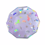 set 8 farfurii unicorn holograma 18 cm Set de 8 farfurii mici din carton pentru tort, dimensiune 18 cm. Forma poligonala inedita cu fundal lila si detalii din folie holografica stralucitoare reprezentand unicorni, curcubee, stele si fulgere.