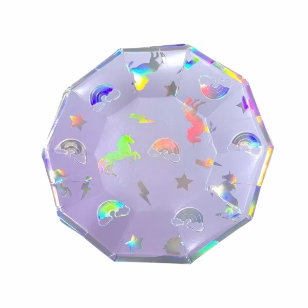 set 8 farfurii unicorn holograma 18 cm Set de 8 farfurii mici din carton pentru tort, dimensiune 18 cm. Forma poligonala inedita cu fundal lila si detalii din folie holografica stralucitoare reprezentand unicorni, curcubee, stele si fulgere.