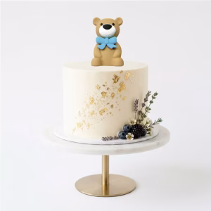 Topper Tort Figurina Urs 3D cu Fundita Bleu Plastic 7 cm topper tort figurina urs 3D plastic maro fundita bleu decoratiuni botez baieti petrecere