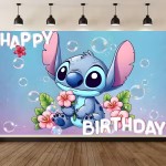 Mockup cu un background textil pentru panou foto cu tematica Stitch, ilustrand personajul albastru tinand flori de hibiscus roz, inconjurat de baloane de sapun si textul Happy Birthday.