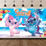background textil stitch Mockup cu un background textil pentru panou foto cu tematica Stitch, ilustrandu-i pe Stitch si Angel dansand plini de energie pe o plaja tropicala cu palmieri si flori de hibiscus.