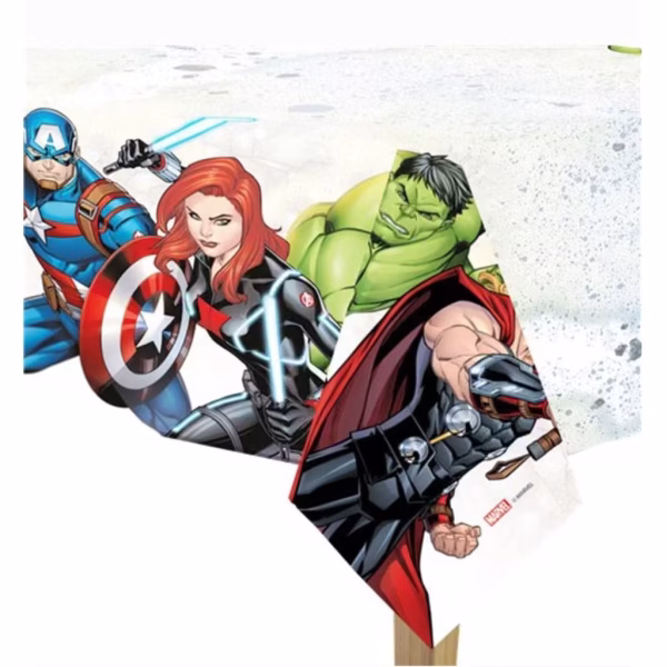 Fata de Masa Party Avengers Fata de masa pentru petreceri din plastic cu tematica Marvel Avengers, avand un centru cu aspect de piatra si marginile imprimate cu supereroii Captain America, Black Widow, Hulk si Thor.