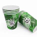 Pahare din carton pentru petrecere decorate pe fundal verde cu o minge de fotbal accente albe si textul goal