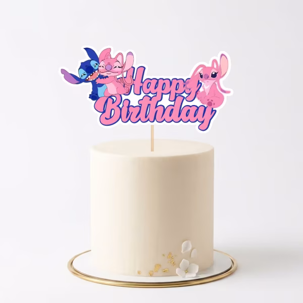 Topper Tort Happy Birthday Stitch si Angel Tort minimalist alb decorat cu un topper Happy Birthday ilustrand personajele Stitch si Angel din desene animate pe un fundal simplu.