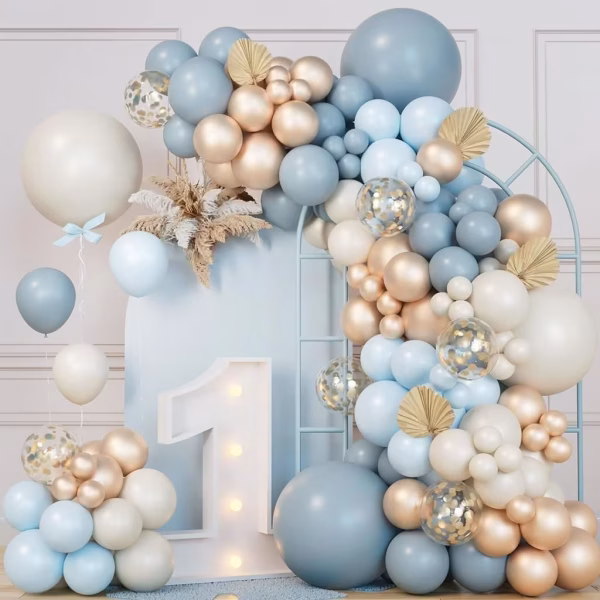 set ghirlanda 213 baloane albastru bej Kit pentru ghirlanda organica asimetrica formata din 213 baloane in nuante pastelate de albastru macaron, bleumarin retro, bej, sand white si baloane transparente cu confetti aurii, ideal pentru botezuri de baieti.