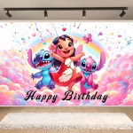 Background Textil Stitch si Lilo Mockup cu un background textil pentru panou foto cu tematica Lilo si Stitch, ilustrandu-i pe Lilo, Stitch si Angel sarind bucurosi pe nori roz si albastri, sub un curcubeu luminos.