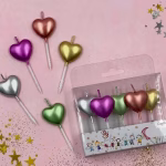 Set 5 Lumanari Tort Inimi Metalizate 7 cm Set de 5 lumanari pentru tort in forma de inima, in culori metalizate asortate, prevazute cu suport tip bat.