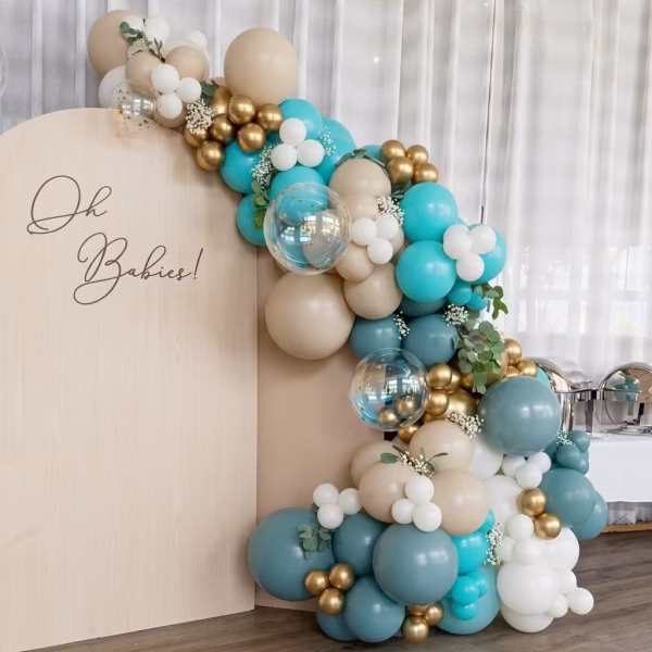 Arcada din baloane asamblata in culori de turcuaz albastru prafuit white sand alb si auriu chrome decorata cu baloane transparente cu confetti