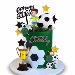 Set 30 Toppere Tort Tematică Fotbal 3D Tort tematic verde și alb decorat spectaculos cu un set de 30 de toppere 3D: fotbalist, cupă aurie, mingi de fotbal, bile verzi și aurii, alături de stele și un mesaj Happy Birthday.
