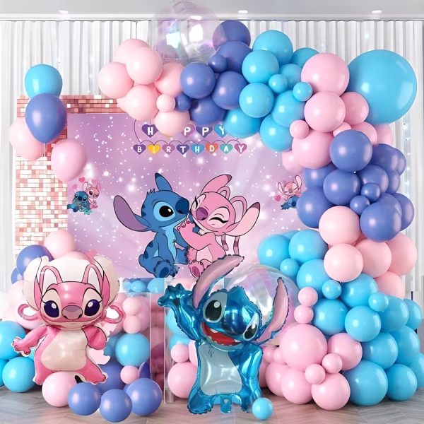 set ghirlanda baloane stitch si lilo Arcada asimetrica din baloane latex in culori vibrante de roz si albastru, accesorizata cu baloane din folie Stitch si Angel, incadrand un fundal textil tematic.
