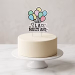 Lumanare cu mesajul La Multi Ani si baloane colorate asezata pe un tort minimalist de culoare crem