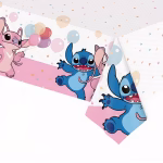 Fata de masa din plastic decorata cu personajele Stitch si Angel care tin baloane colorate asezata pe o masa festiva