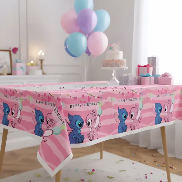 Fata de masa din plastic roz cu personajele Stitch si Angel alaturi de mesajul Happy Birthday asezata pe o masa festiva