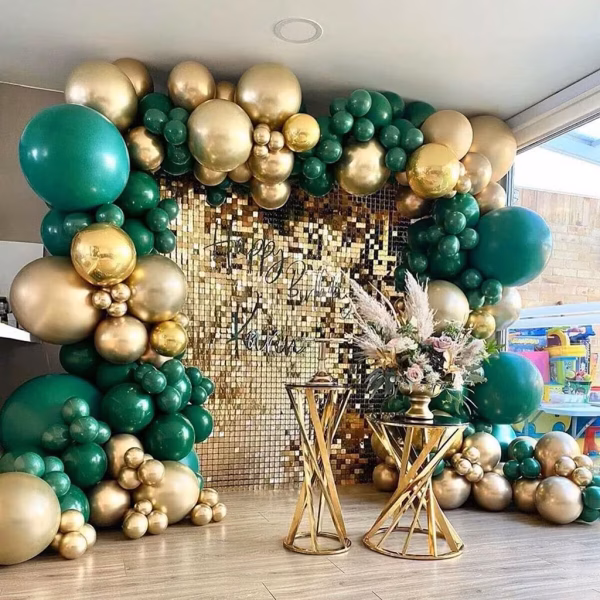 kit ghirlanda 175 baloane verde inchis Kit pentru ghirlanda organica asimetrica din 175 de baloane in culorile verde inchis si auriu chrome. Baloanele au dimensiuni variate si incadreaza un panou decorativ stralucitor la un eveniment festiv.