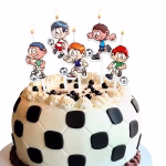 Cinci lumanari pentru tort in forma de baietei jucatori de fotbal asezate pe un tort decorat ca o minge de fotbal