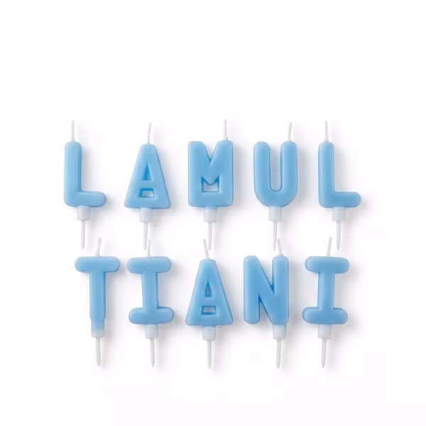 Set 10 Lumanari Litere La Multi Ani Bleu 6 cm Set complet de zece lumanari bleu in forma de litere care compun mesajul La Multi Ani prevazute cu suporturi albe pentru fixare