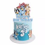 Topper pentru tort din carton ilustrand familia de catelusi Bluey in fata casei lor deasupra mesajului Happy Birthday albastru deschis