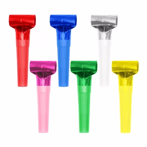 Set 6 Suflatori Petrecere Multicolore Metalizate 8 cm Set de 6 suflatori colorate pentru petrecere, culori rosu, albastru, argintiu, roz, verde si galben, realizate din plastic si folie metalizata lucioasa.