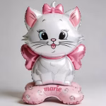 Balon din folie metalizata tip airwalker in forma personajului Pisica Marie de culoare alba cu fundita roz asezata pe o baza decorativa roz personalizata