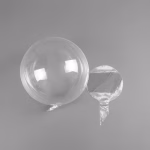 Buchet decorativ format dintr un balon transparent iluminat cu LED uri ce contine un trandafir rosu artificial invelit in hartie neagra si tulle