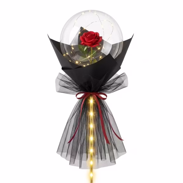 Buchet decorativ format dintr un balon transparent iluminat cu LED uri ce contine un trandafir rosu artificial invelit in hartie neagra si tulle