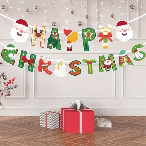 Banner decorativ de Crăciun format din două șiraguri, alcătuind mesajul Happy Christmas din litere multicolore decorate creativ cu reni, oameni de zăpadă, turtă dulce și acadele, încadrate la capete de două chipuri zâmbitoare ale lui Moș Crăciun