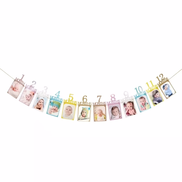 banner pentru poze tema prima aniversare Banner decorativ suspendat pentru poze, dedicat primei aniversari. Ghirlanda contine spatii pentru fotografii marcate cu texte si numere de la 1 la 12 luni in culori pastelate cu sclipici.