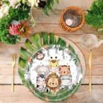 Farfurie din carton cu design safari ilustrand pui de animale salbatice precum leul girafa tigrul elefantul si zebra incadrati de o bordura cu frunze tropicale