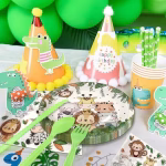 Farfurie din carton cu design safari ilustrand pui de animale salbatice precum leul girafa tigrul elefantul si zebra incadrati de o bordura cu frunze tropicale