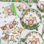 Farfurie din carton cu design safari ilustrand pui de animale salbatice precum leul girafa tigrul elefantul si zebra incadrati de o bordura cu frunze tropicale