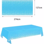 Fata de masa dreptunghiulara din folie de plastic de culoare bleu decorata cu imprimeu tip confetti argintii la baza
