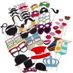 Set de accesorii pentru recuzita cabina foto incluzand mustati ochelari colorati palarii si buze montate pe betisoare de lemn