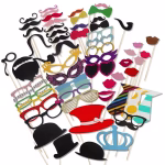 Set de accesorii pentru recuzita cabina foto incluzand mustati ochelari colorati palarii si buze montate pe betisoare de lemn