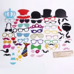 Set de accesorii pentru recuzita cabina foto incluzand mustati ochelari colorati palarii si buze montate pe betisoare de lemn